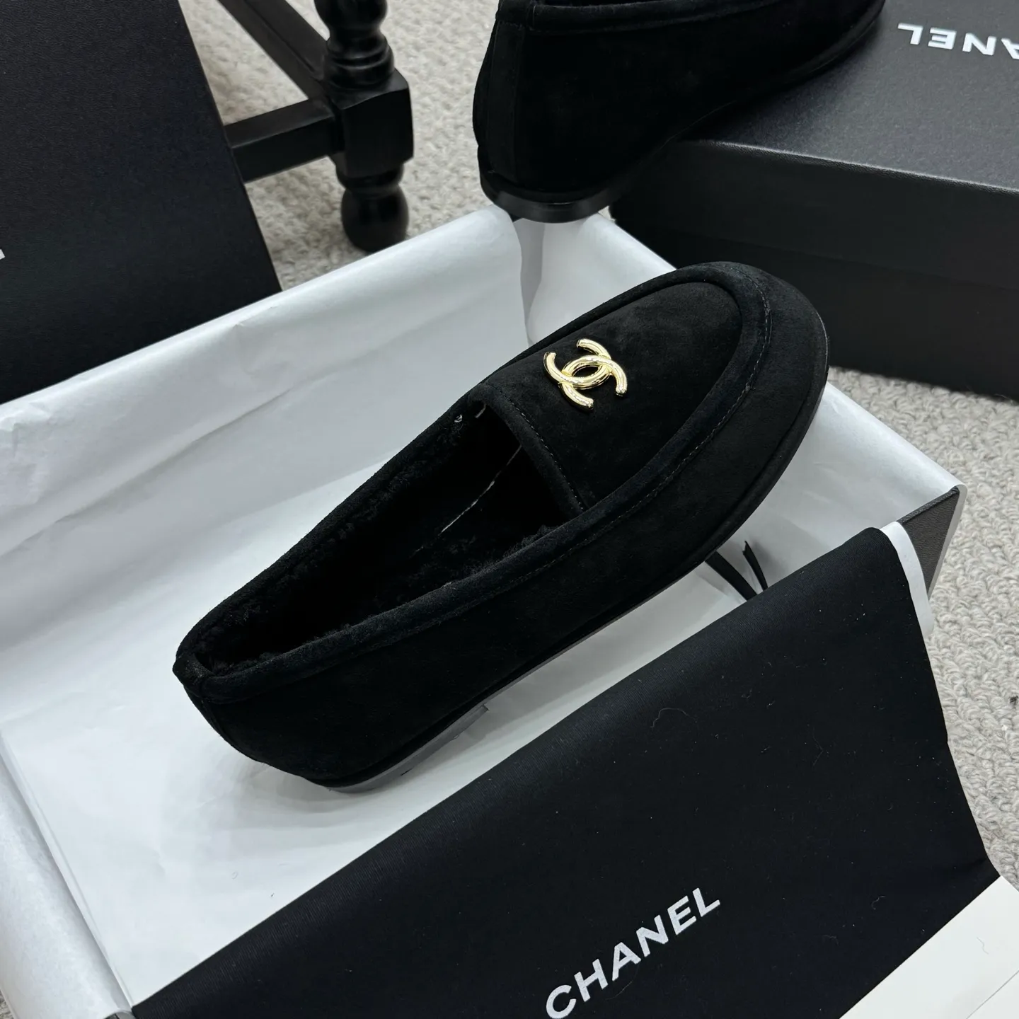 👟👟Ex-factory price 600👟👟 Classic model 🇨🇳ChaneL 25K Teddy fur loafers Simple and high-end design, super versatile! Double C logo embellishment! Imported suede has the texture of natural animal leather visible to the naked eye! The top version is stress-free when entering and exiting the cabinet. It has a bookish texture on the feet and feels great on the feet. Versatile item. ✅Upper: Customized imported suede. ✅Inner lining: imported lamb wool. ✅Outsole: imported genuine leather. ✅Size: 35-40. ✅Comes with a full set of packaging.